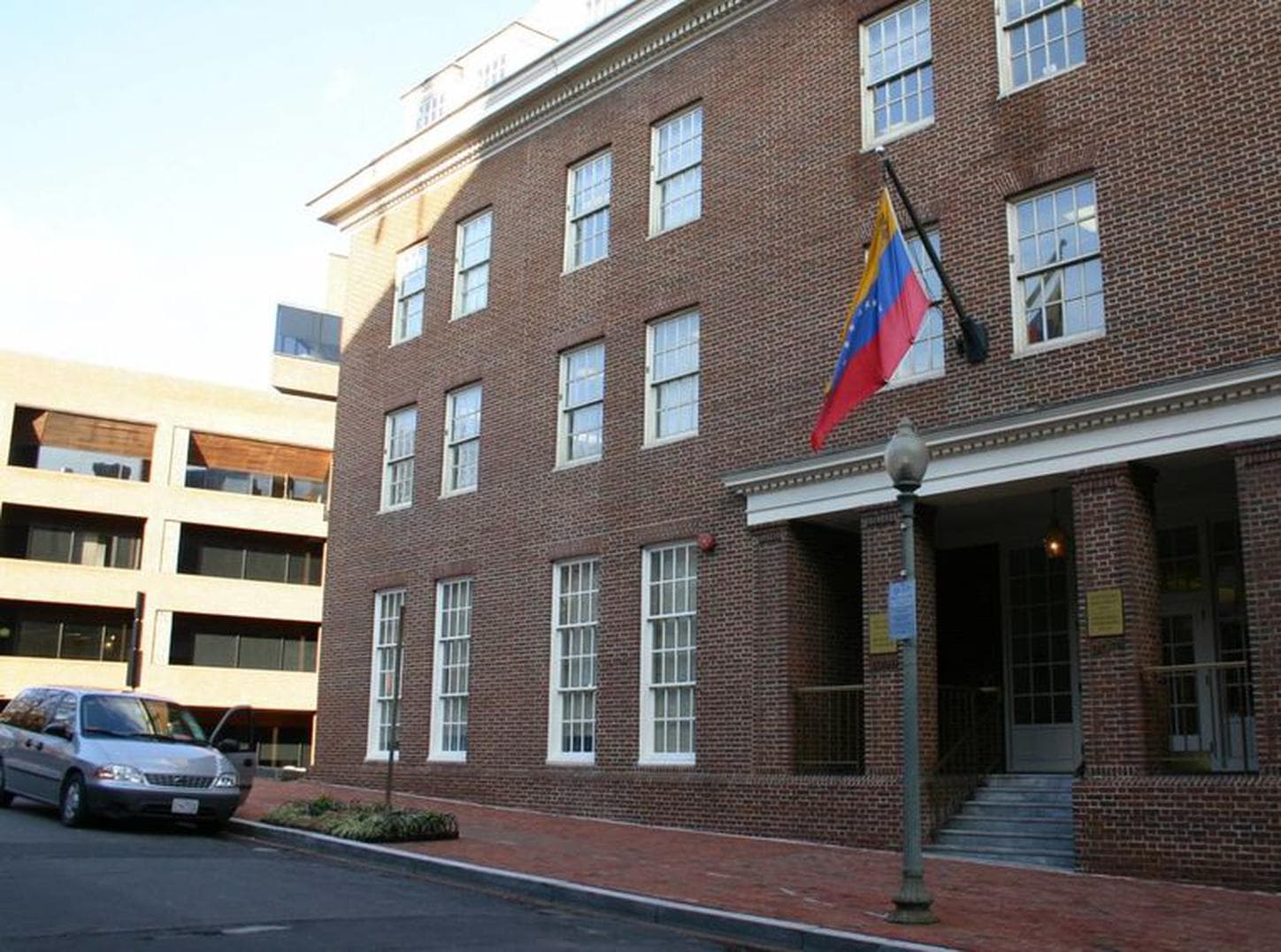 El Gobierno venezolano revisa su embajada en EE.UU. tras nuevas relaciones