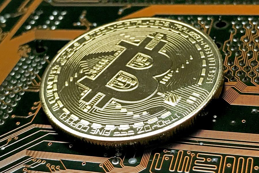 Bitcoin se desploma: Precios caen por debajo de los 63.000 dólares
