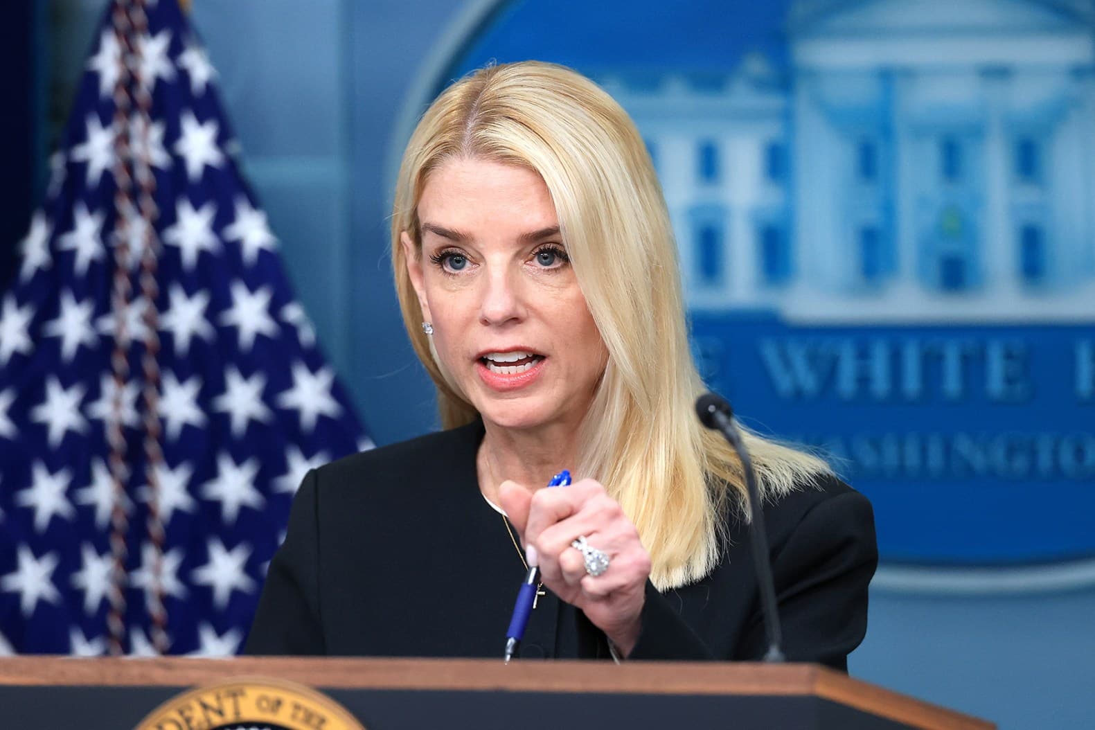 Donald Trump destituye a Pam Bondi; Todd Blanche asume temporalmente