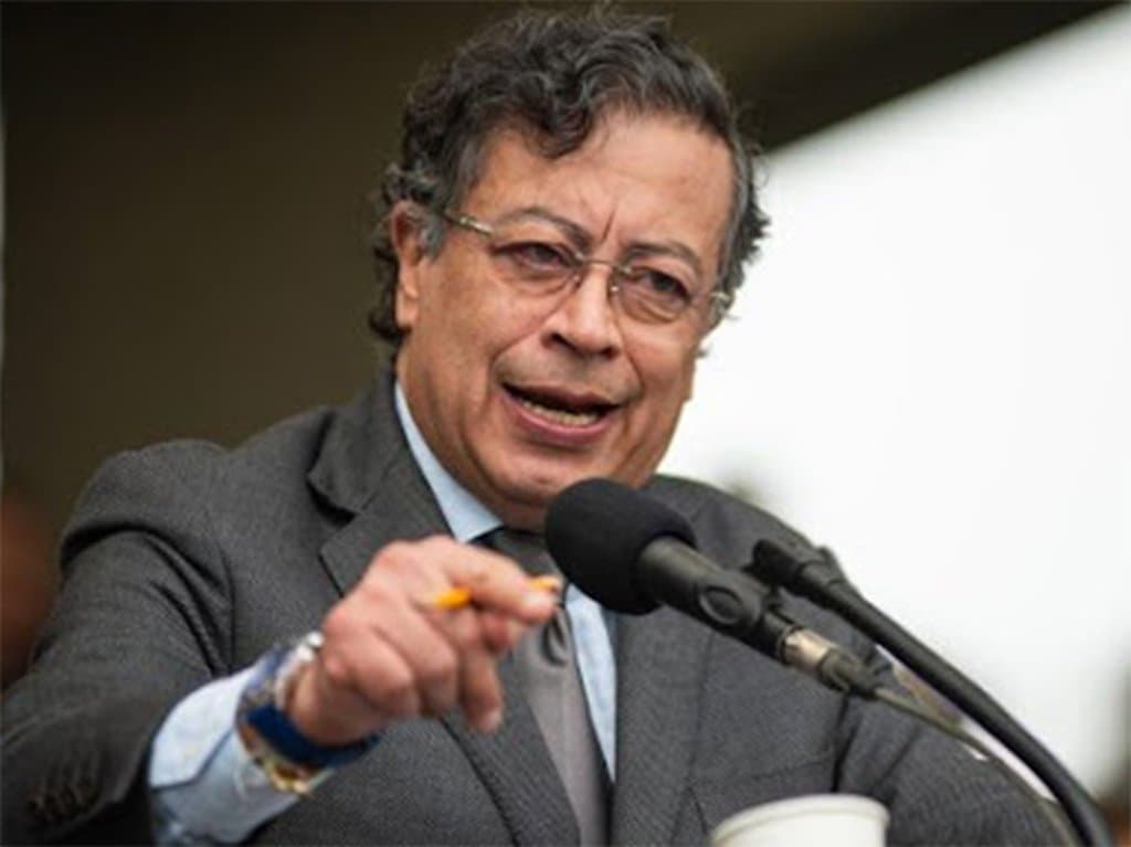 Gustavo Petro convoca protestas tras suspensión del aumento salarial