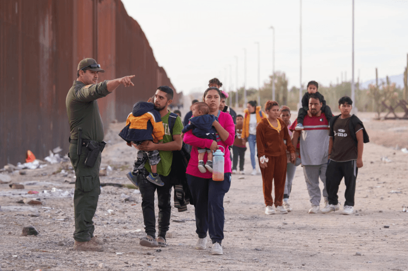 Muertes de migrantes en frontera México-EE.UU. alcanzan mínimos históricos