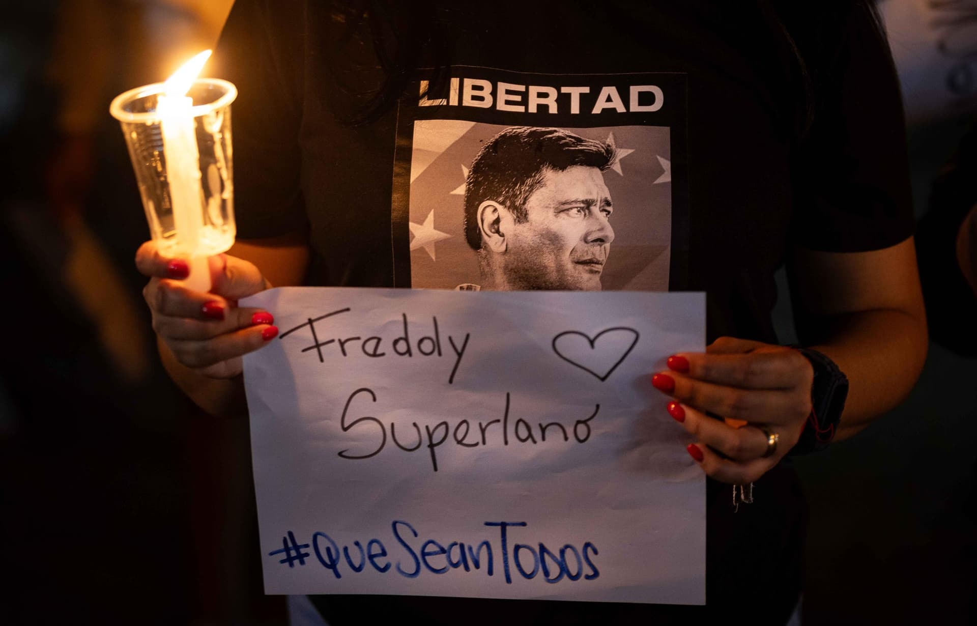 Familiares de presos políticos pasan tercera noche consecutiva a las afueras de centros de detención