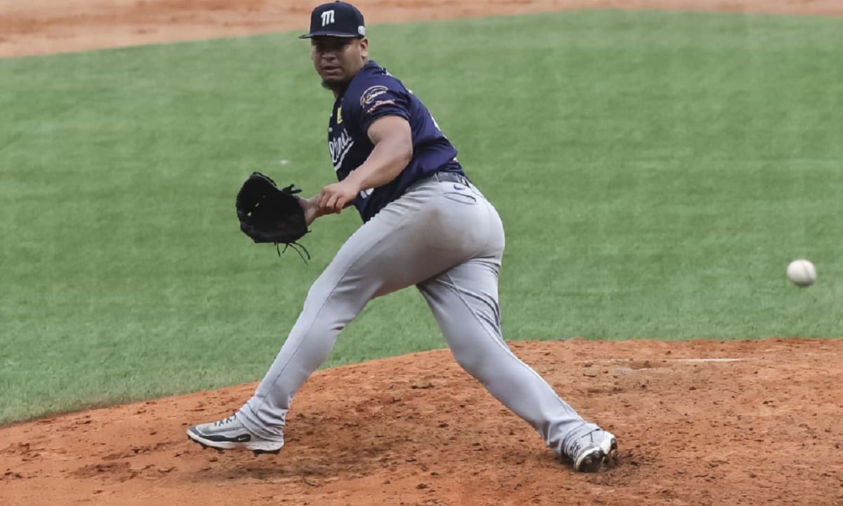 Ricardo Sánchez reconocido como Pitcher del Año de la LVBP