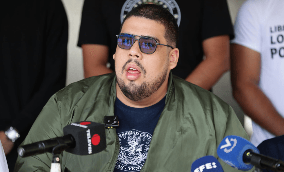 Líder estudiantil venezolano desafía al régimen en defensa de la democracia