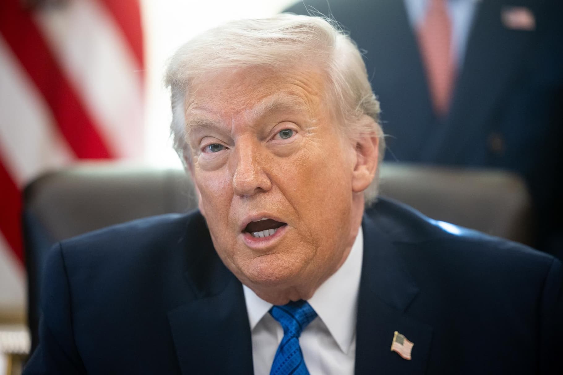 Trump critica fallo del Supremo y propone una tasa global de 10%
