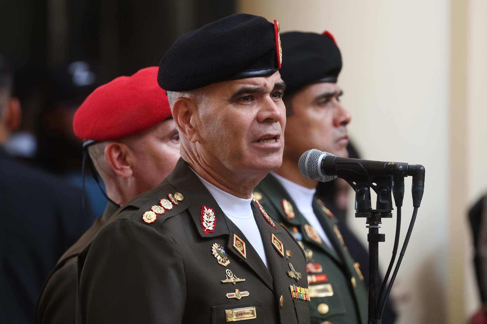 Padrino López reconoce inviabilidad de la respuesta aérea en operativo de EE UU