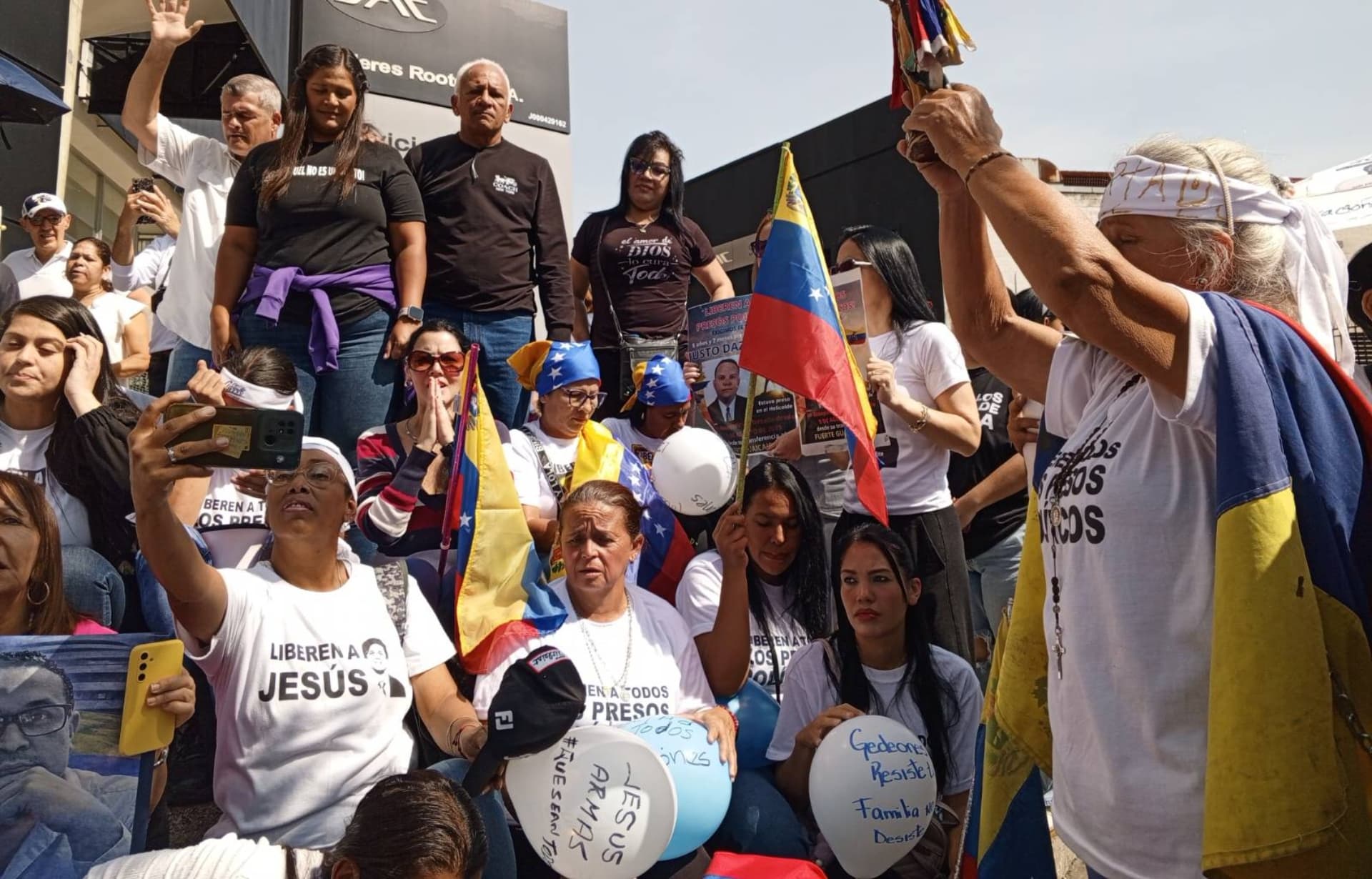Familiares y activistas marchan hacia El Helicoide pidiendo libertad