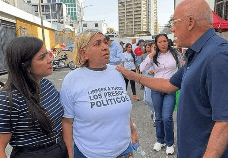 Confusión y confrontación: Familiares de presos políticos cuestionan a mujer con Jorge Rodríguez