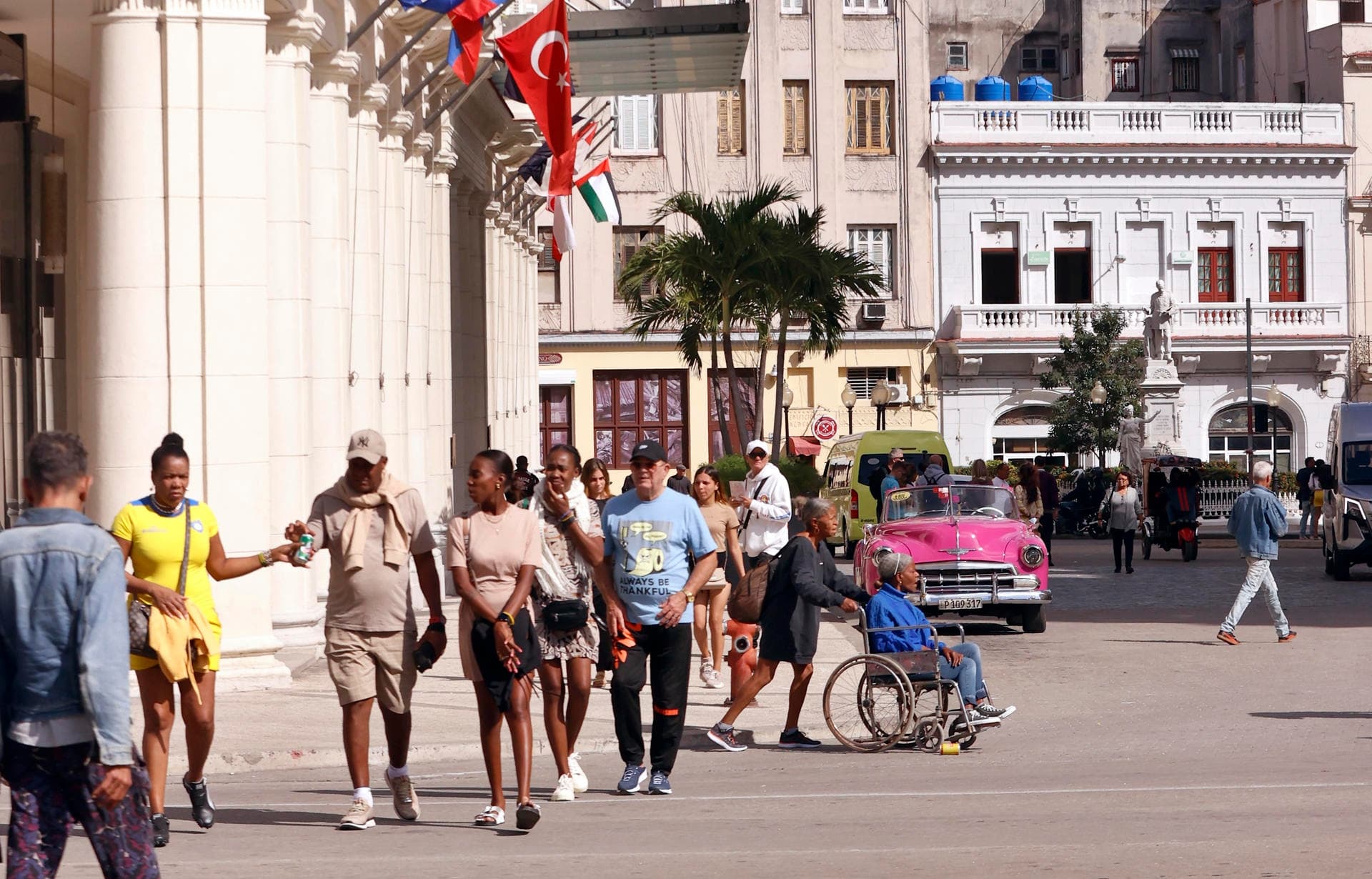 Cuba cierra hoteles y reubica turistas por crisis de combustible