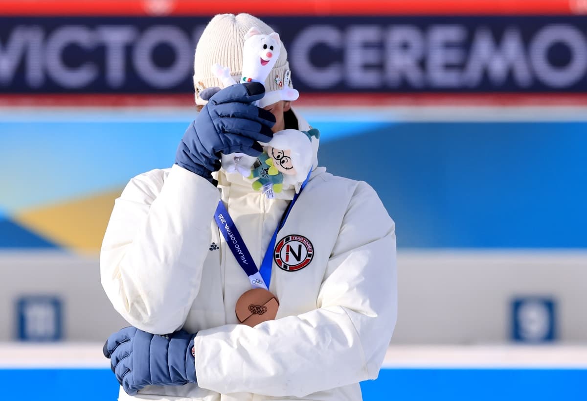 Estrella del biatlón noruego revela infidelidad tras medalla de bronce