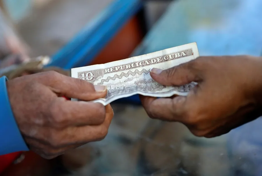 El peso cubano se desploma a un mínimo histórico de 500 por dólar
