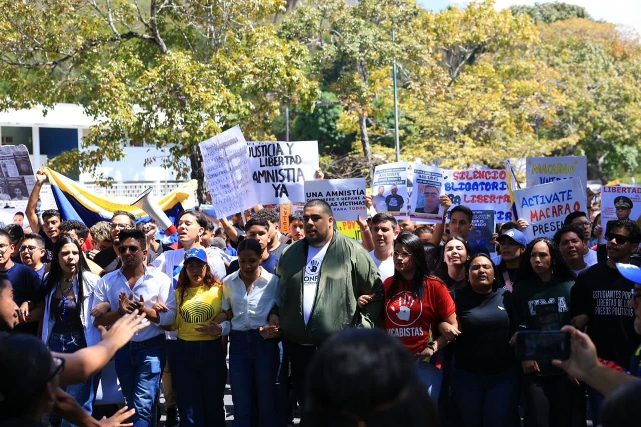 Jóvenes y Familias Exigen Libertad Plena en la UCV por Presos Políticos