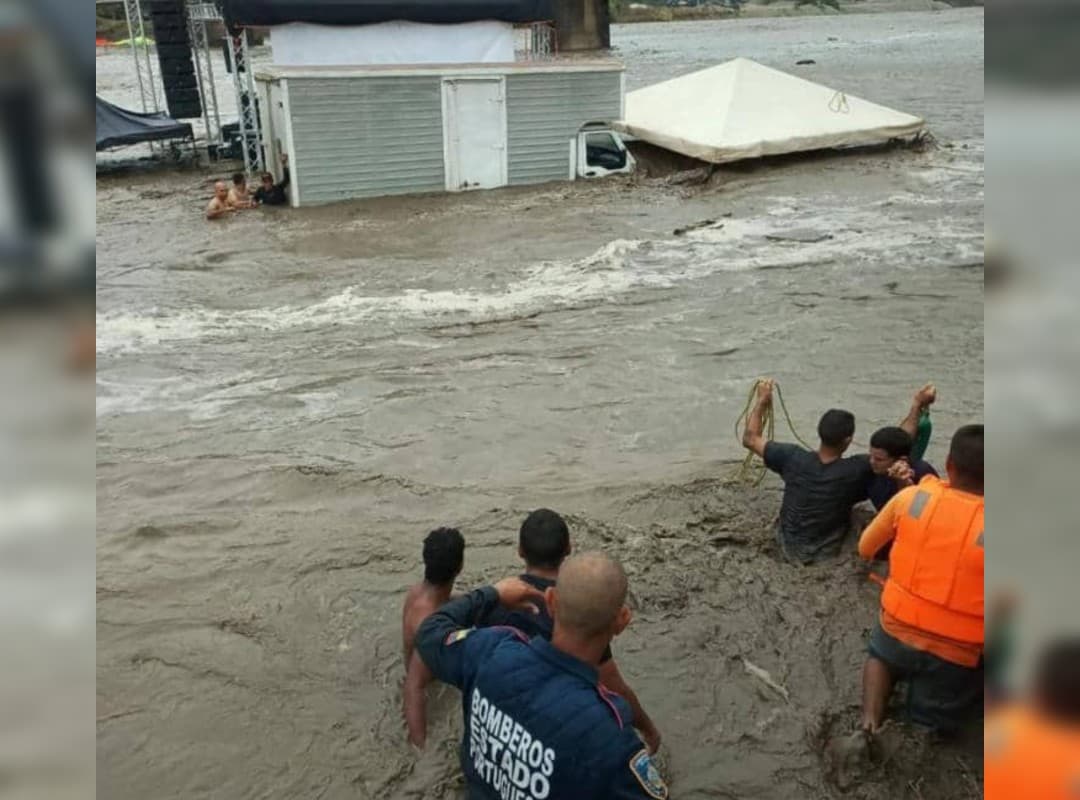 Rescatan a cinco personas aisladas por crecida del río Guanare en Portuguesa