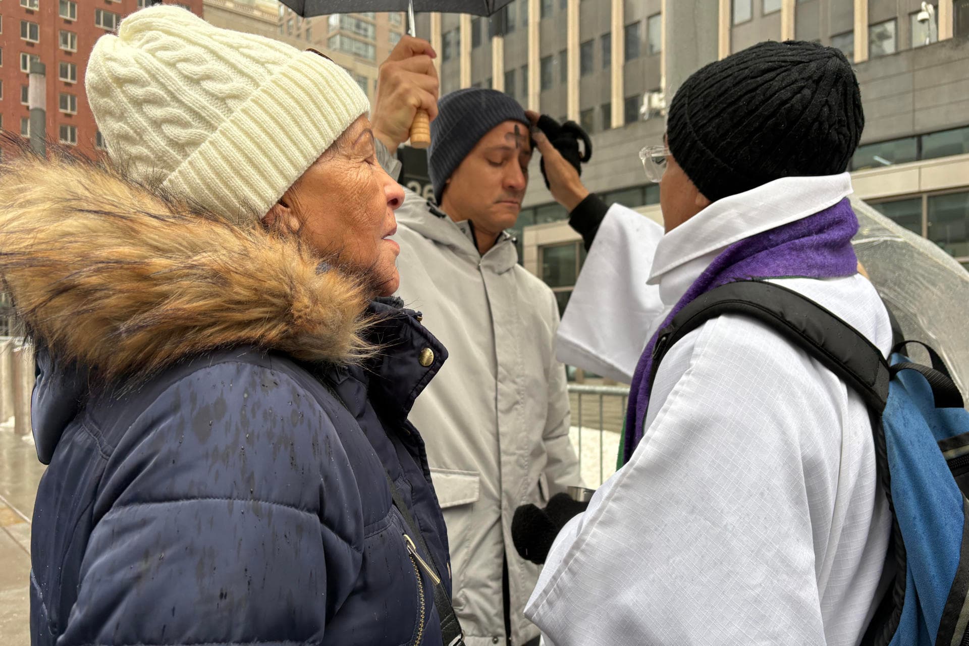 Inmigrantes Celebran la Cruz de Ceniza en Nueva York: Un Acto de Resiliencia
