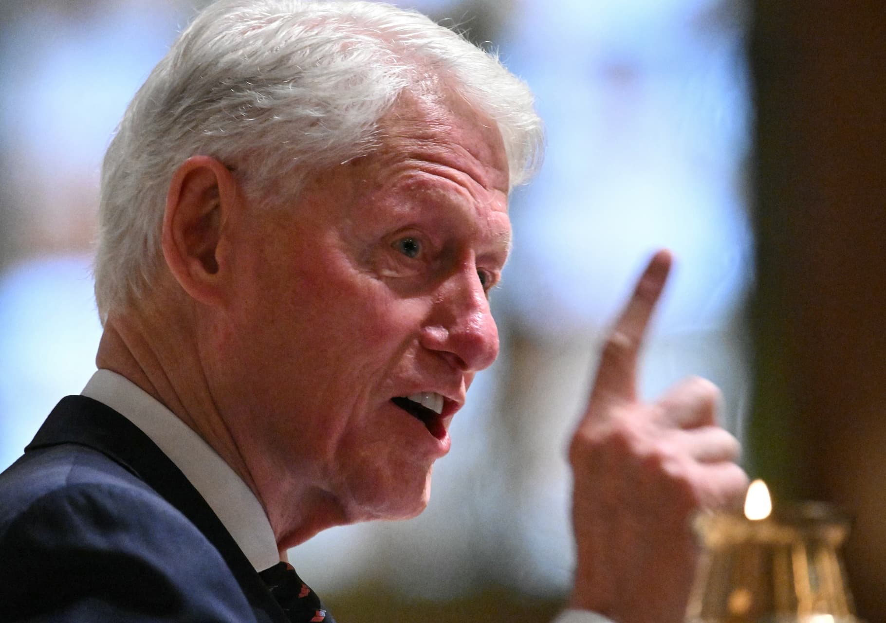 Videos Reveladores: Clinton Confirma Vínculos con Epstein en el Congreso de EE. UU.