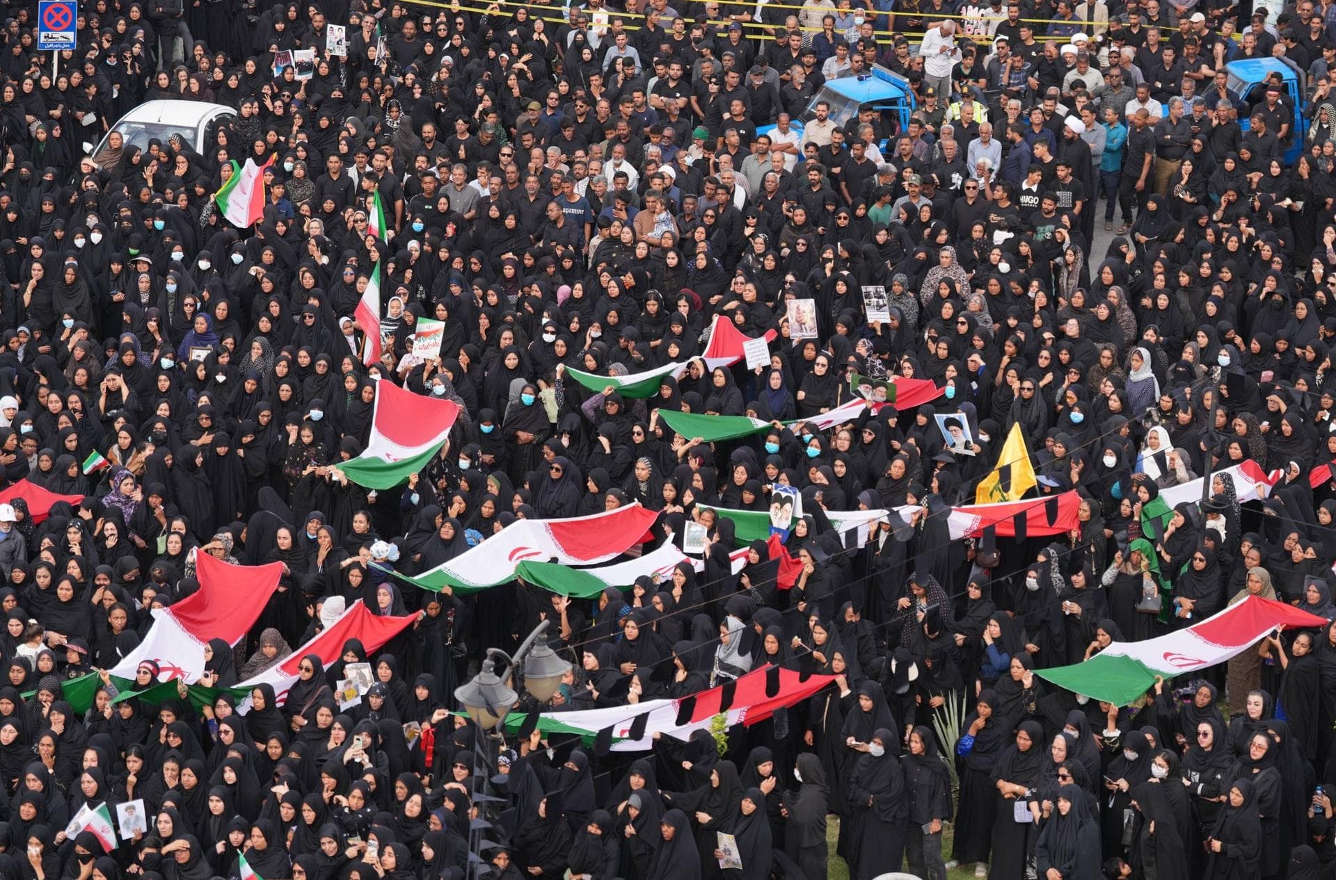 Emotivo adiós en Irán a las 165 víctimas de ataque escolar