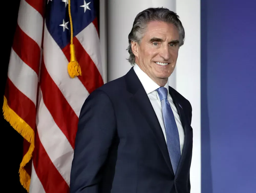 Doug Burgum: Alianza con Venezuela podría reducir el precio de la gasolina en EE. UU.