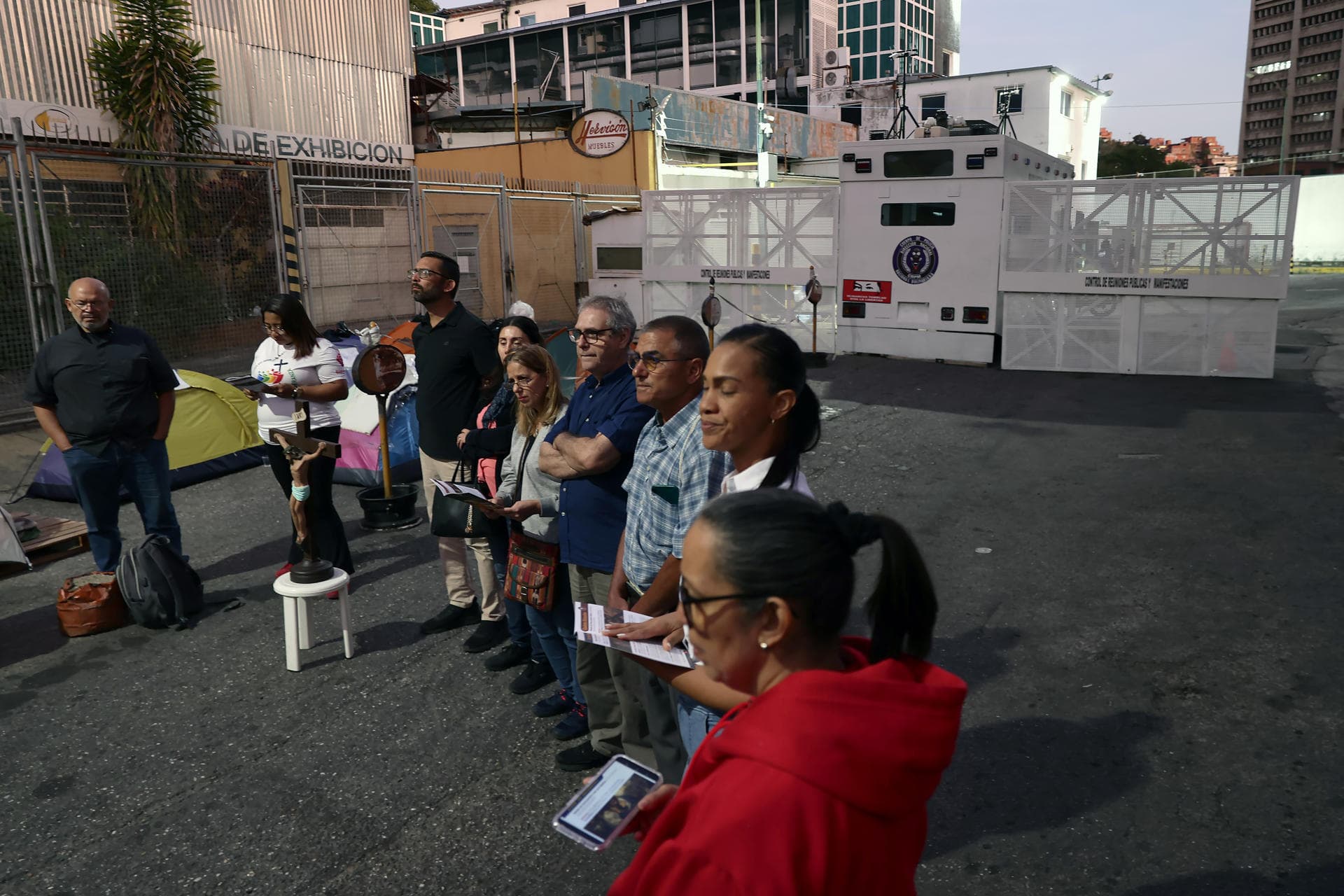 Familiares de presos políticos exigen a autoridades visitar Zona 7