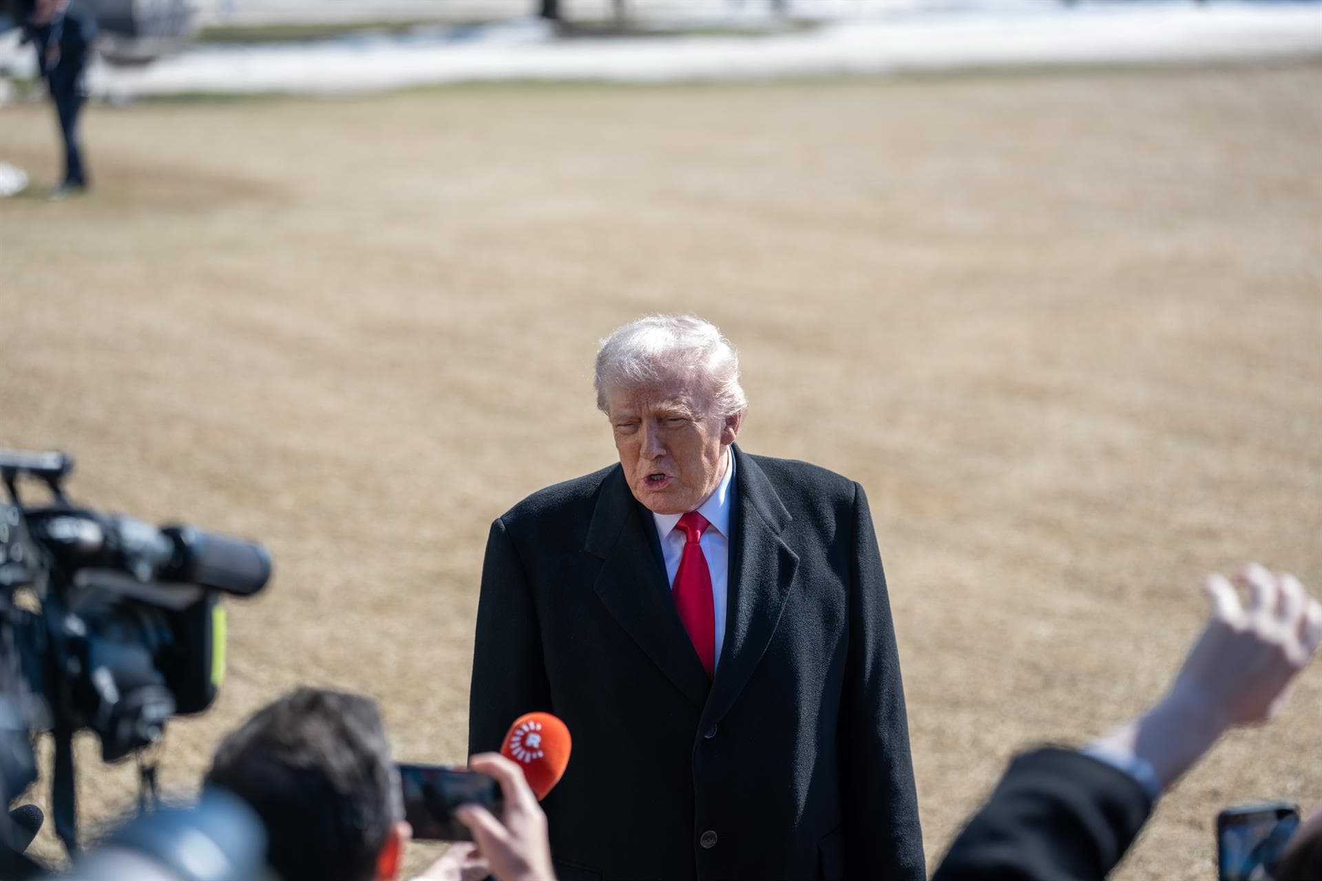 Trump anuncia la destrucción de buques iraníes y el colapso de telecomunicaciones