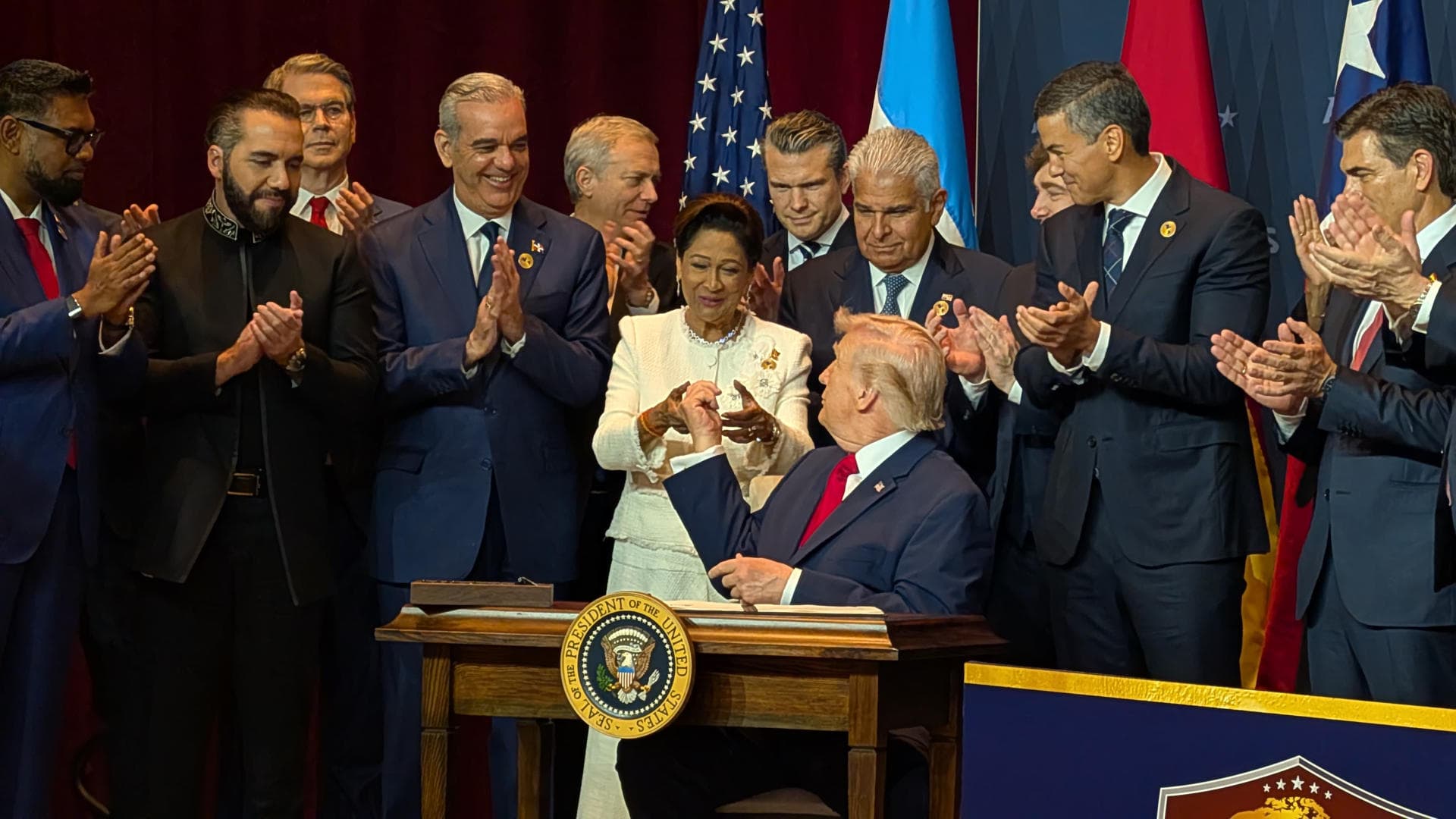 Trump Ignora el Español en su Mensaje a Latinoamérica: Un Desaire a la Diplomacia
