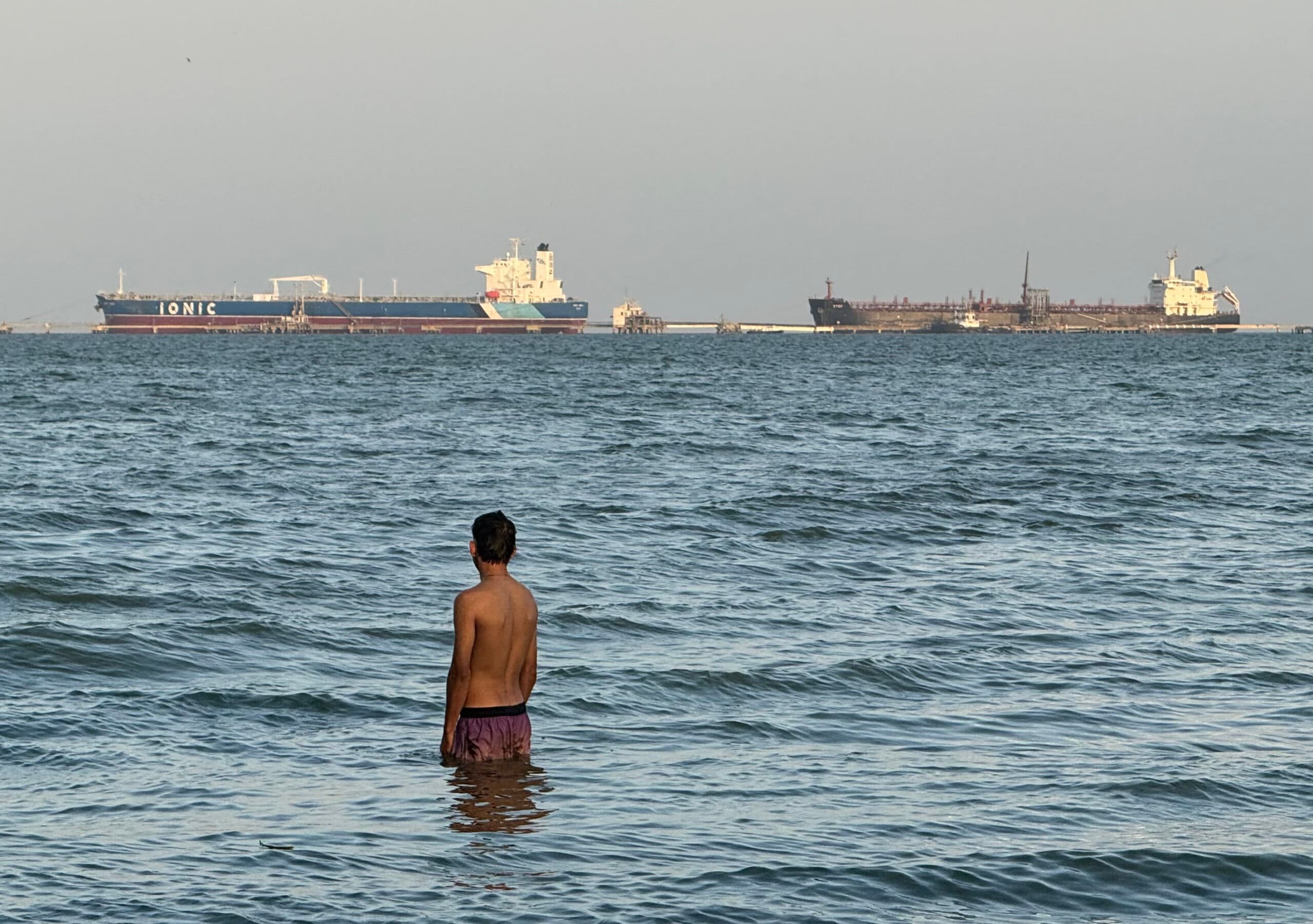 Greenpeace denuncia a petroleras por obtener ganancias en medio de conflictos en Medio Oriente