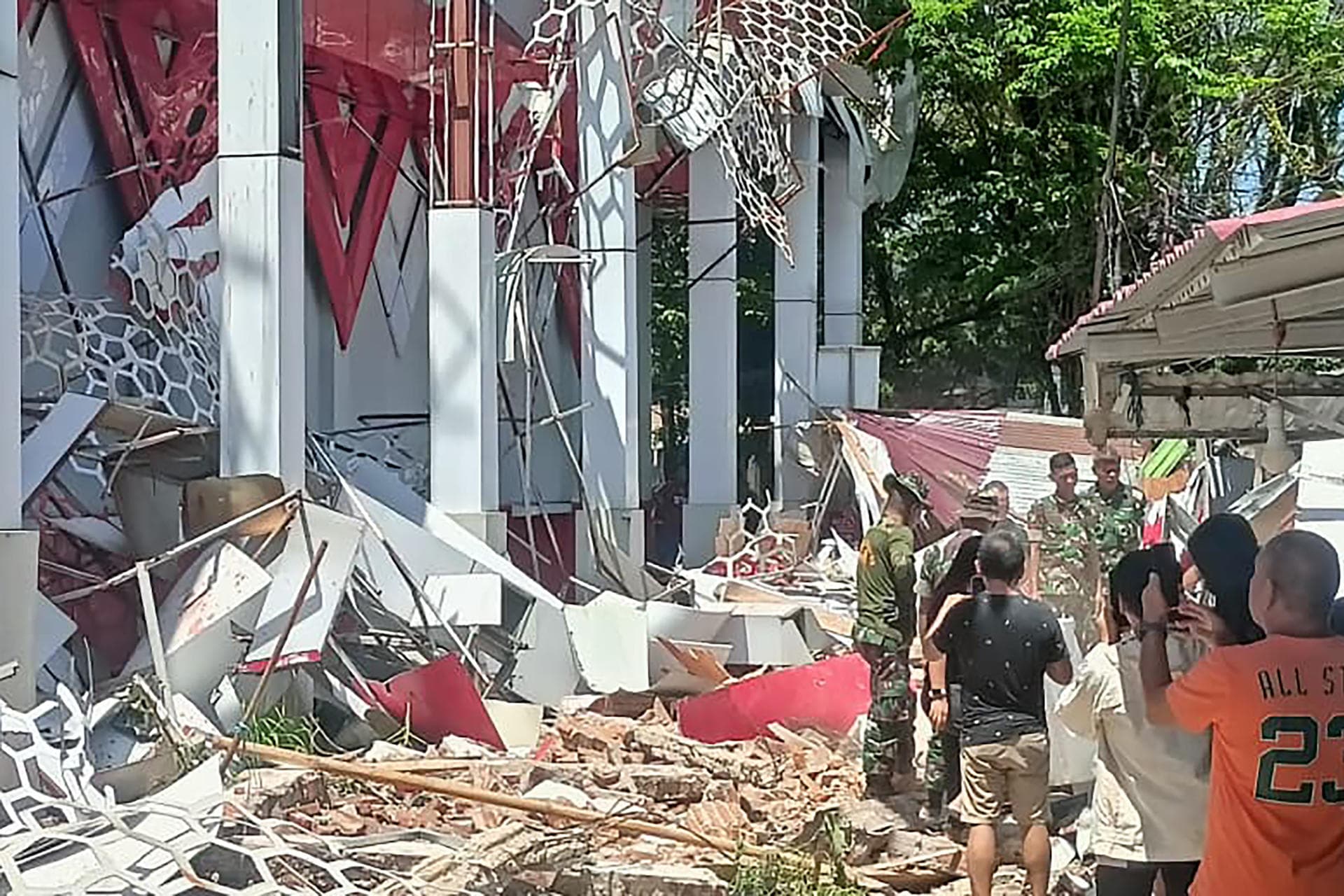 Terremoto de 7,4 en Indonesia causa muertes y destrucción