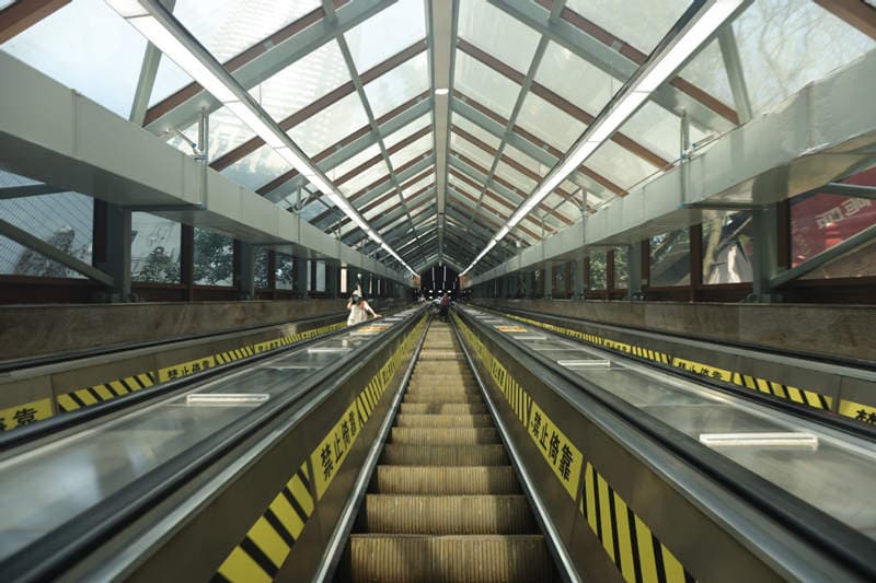 China Inaugura la Escalera Mecánica Exterior Más Larga del Mundo