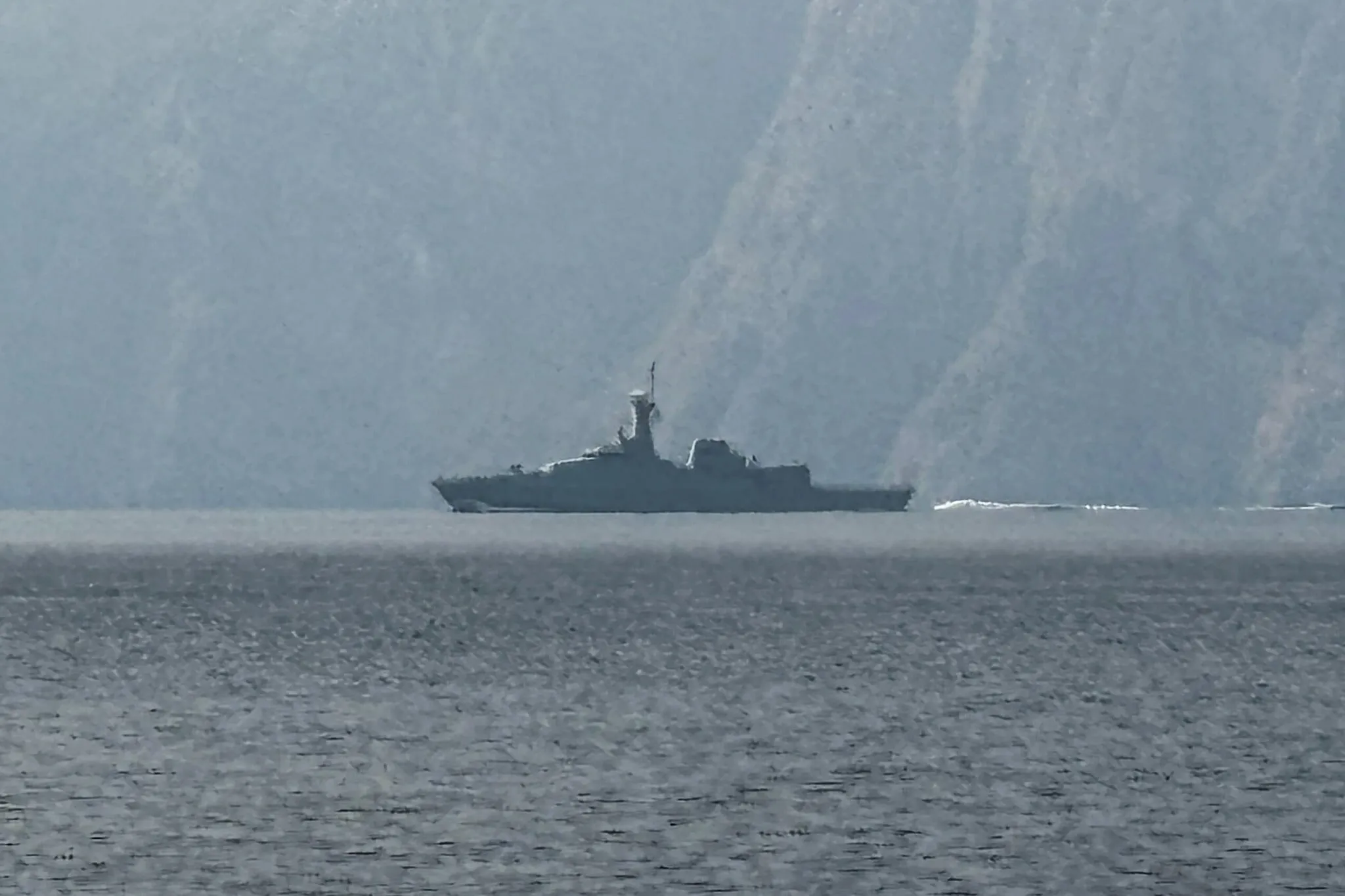 Hallan restos humanos en barco tailandés atacado en el estratégico estrecho de Ormuz