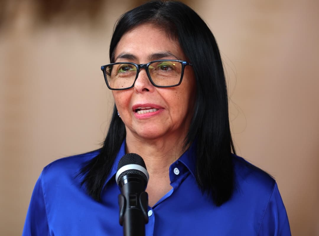 Delcy Rodríguez y el Embajador de EE. UU.: Diálogo en India durante Apertura Petrolera