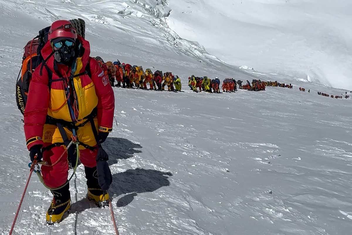 Guía nepalí sobrevive seis días perdido en el Everest y regresa a casa