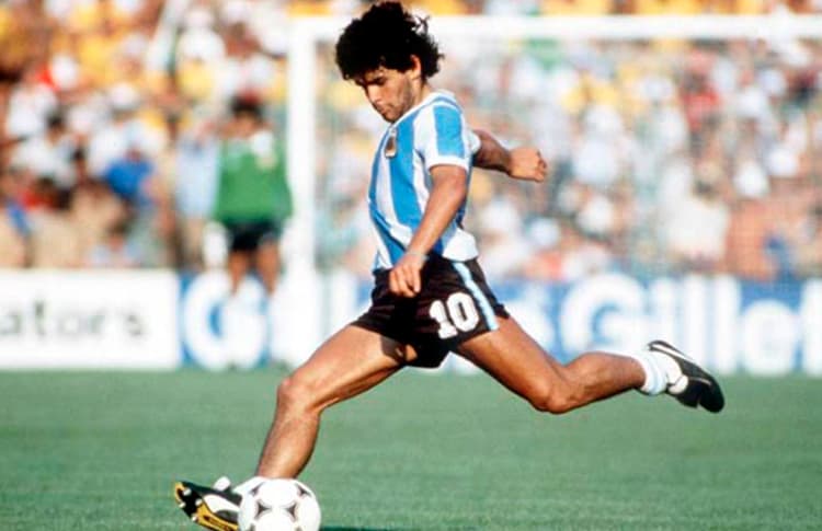 Diego Maradona: Un Ícono del Fútbol Mundial y su Legado Infinito