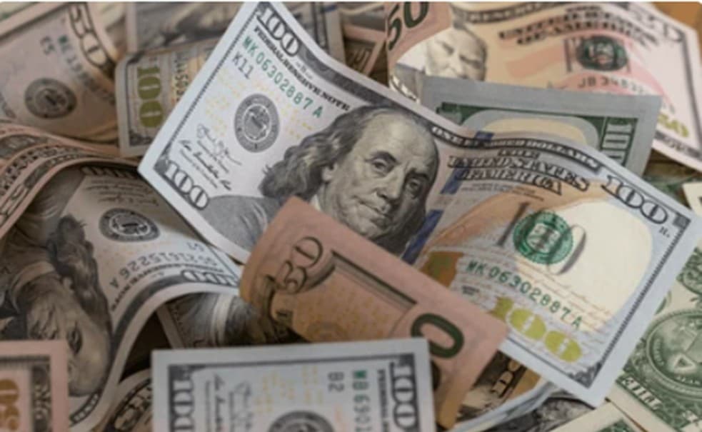 Dólar supera 700 bolívares: Sindicatos petroleros exigen salarios en divisas