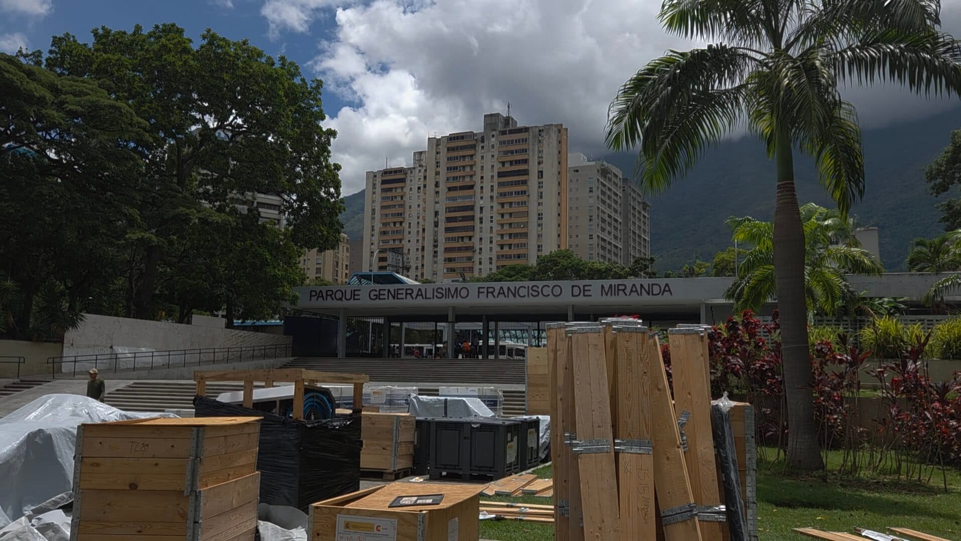 Hospital de Campaña Español Emergiendo en el Parque del Este de Caracas