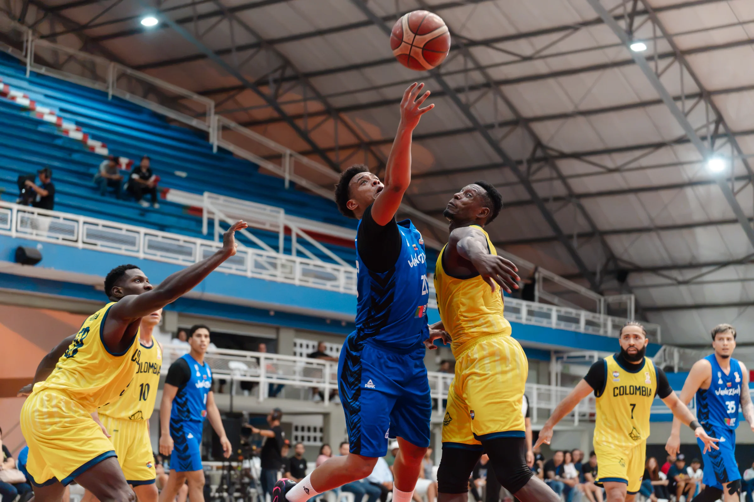 El baloncesto venezolano sufre una dura eliminación por Colombia