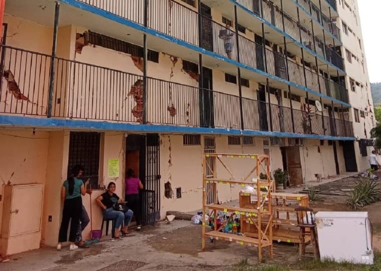 Damnificados de Morón exigen atención urgente tras desalojos por temblores