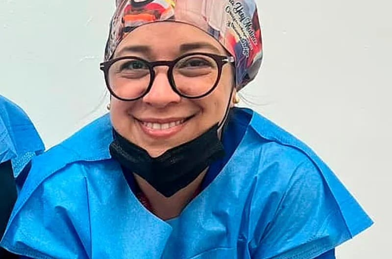 Una cirujana venezolana salva vidas en medio del colapso hospitalario