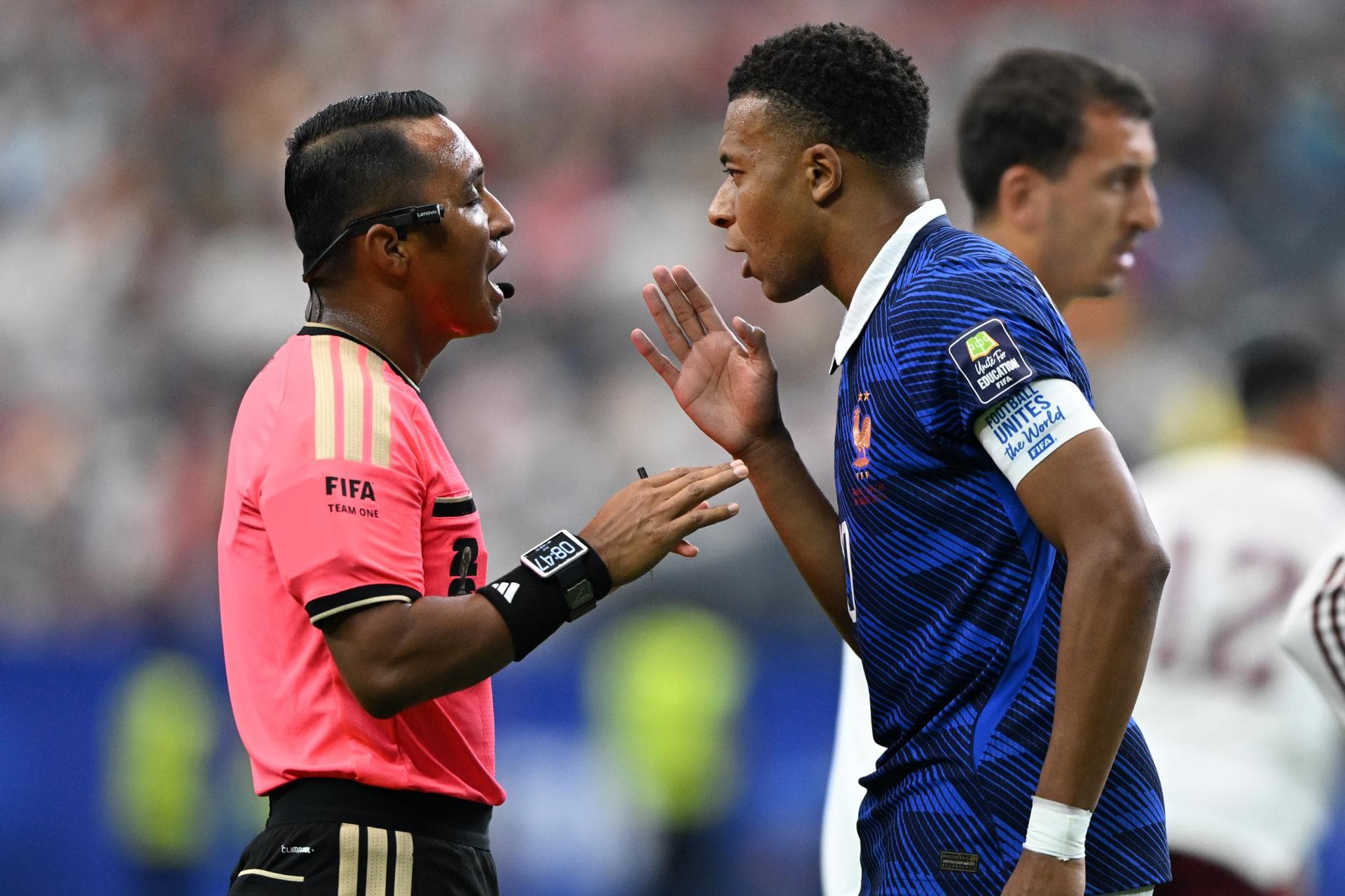 FIFA Apoya al Árbitro Salvador Barton Tras Críticas de Deschamps