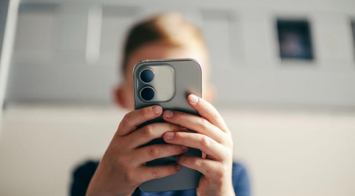 Francia Prohíbe el Acceso a Redes Sociales para Menores de 15 Años