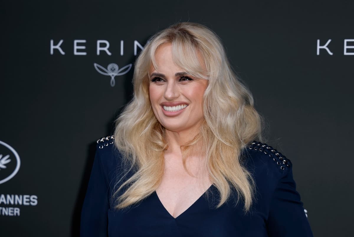 Rebel Wilson Triunfa en Demanda por Difamación contra Charlotte MacInnes