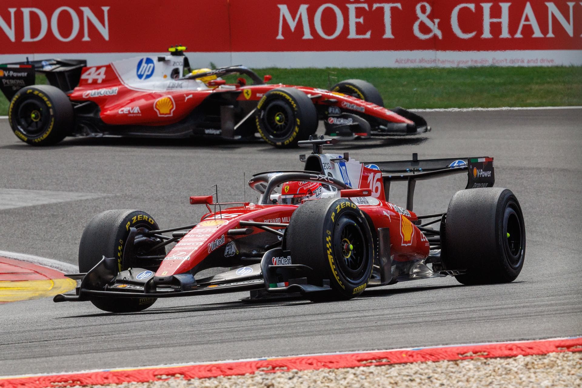 Ferrari llega a Hungría con la misión de frenar a Antonelli
