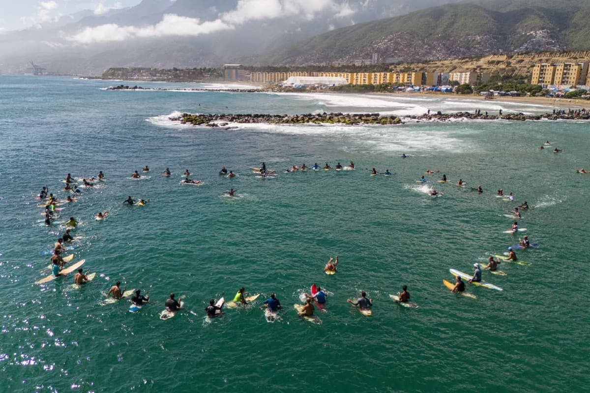 Surfistas de La Guaira rinden homenaje en las olas a sus caídos