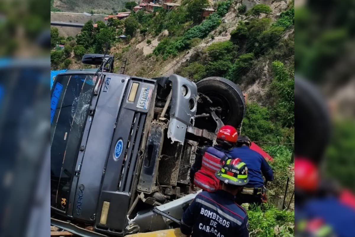 Camión se desliza en carretera Caracas-La Guaira, afectando viviendas