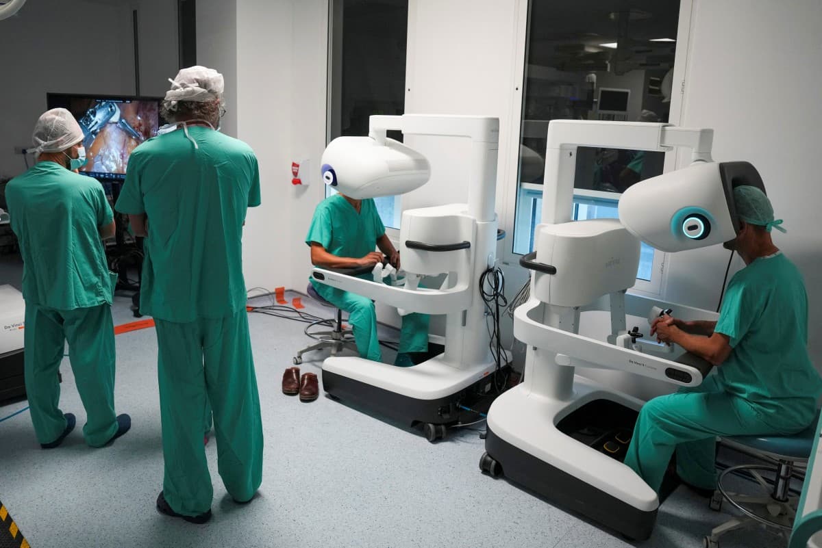 Revolución Quirúrgica: Cirujanos del Futuro Aprenden con Robots