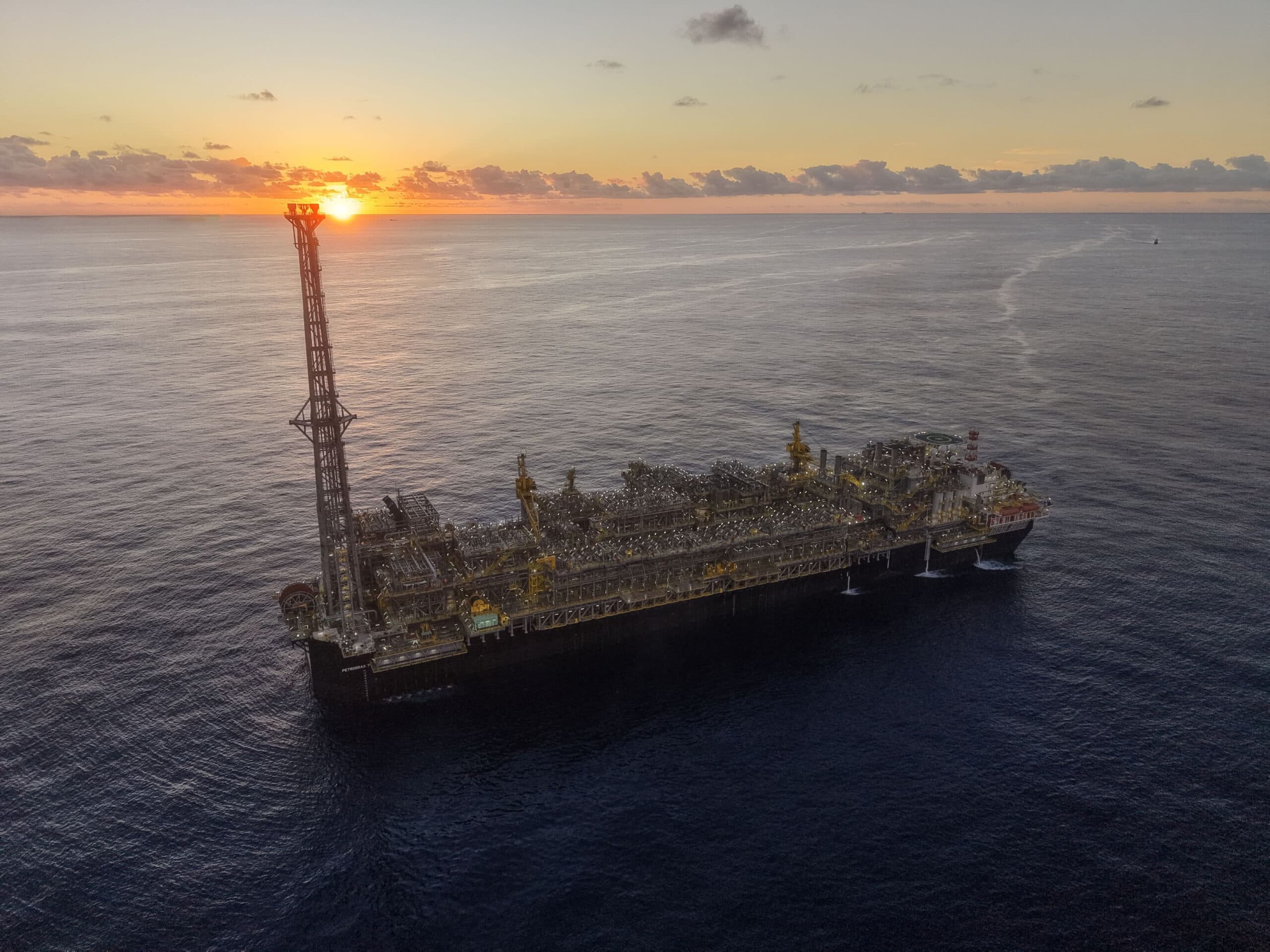 Brasil supera a Venezuela en producción de petróleo: 5,84 millones diarios
