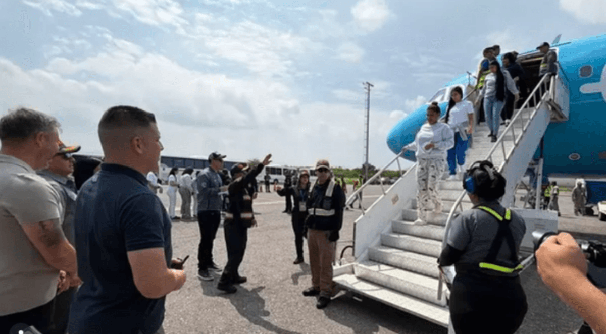 Primer Vuelo de Repatriación Desde EE.UU. Aterriza en Venezuela Tras Terremotos