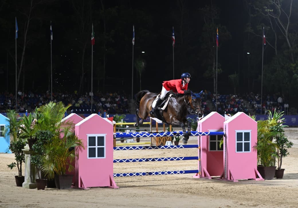Luis Fernando Larrazábal brilla en los CAC y le da oro a Venezuela