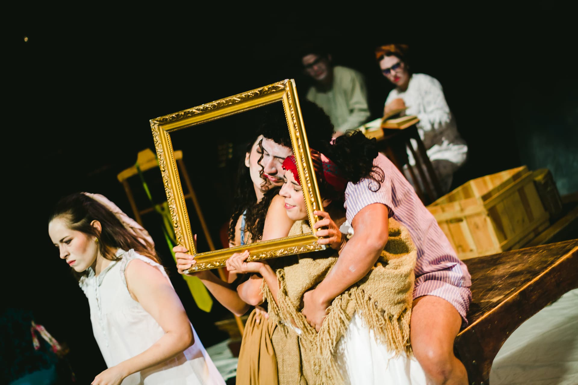 Bajo el bosque de leche: Estreno teatral que refleja la resiliencia venezolana