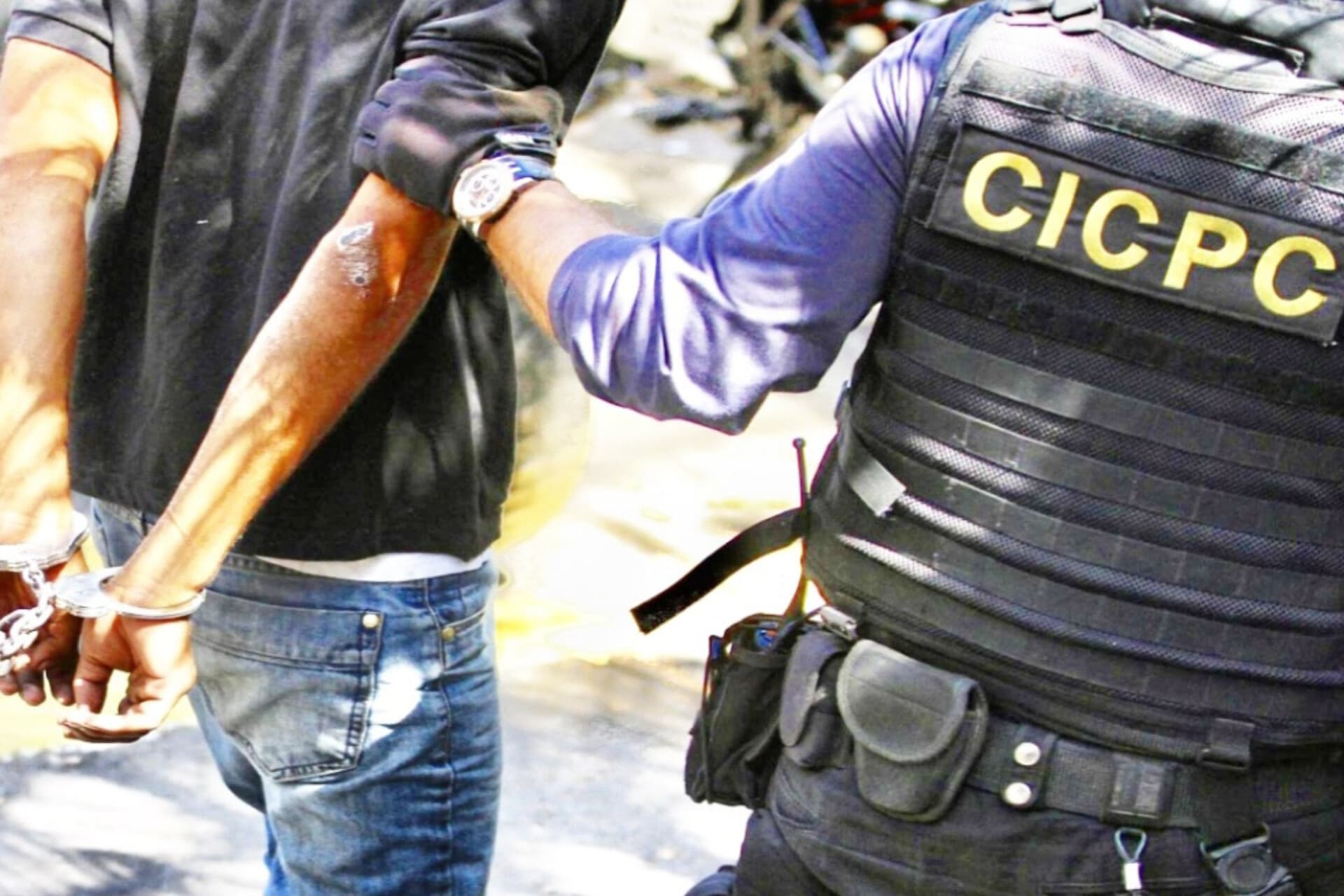 Impactante crimen en Caracas: madre e hijo prenden fuego a mujer