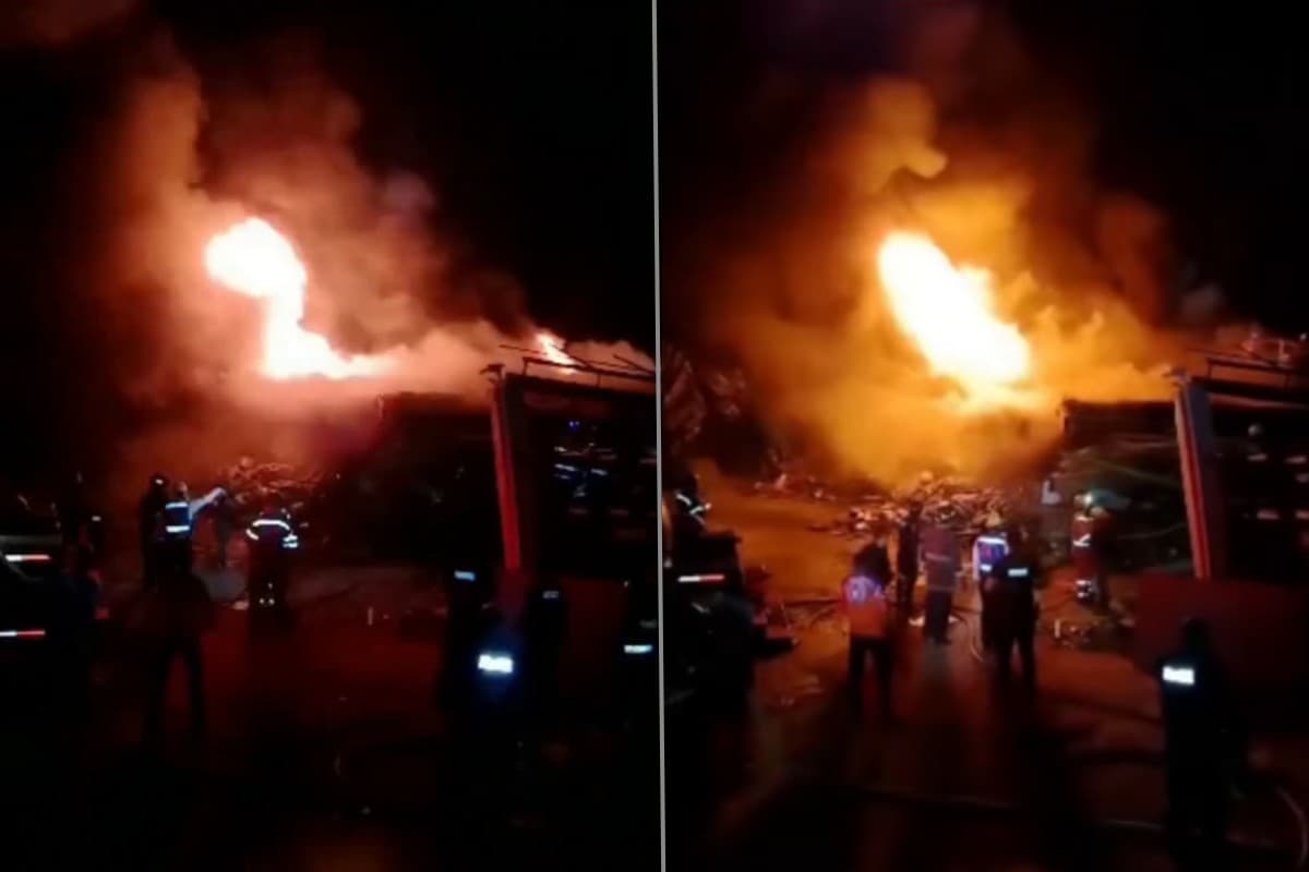 Incendio devasta ruinas de ferretería IP5 en Caraballeda tras terremotos