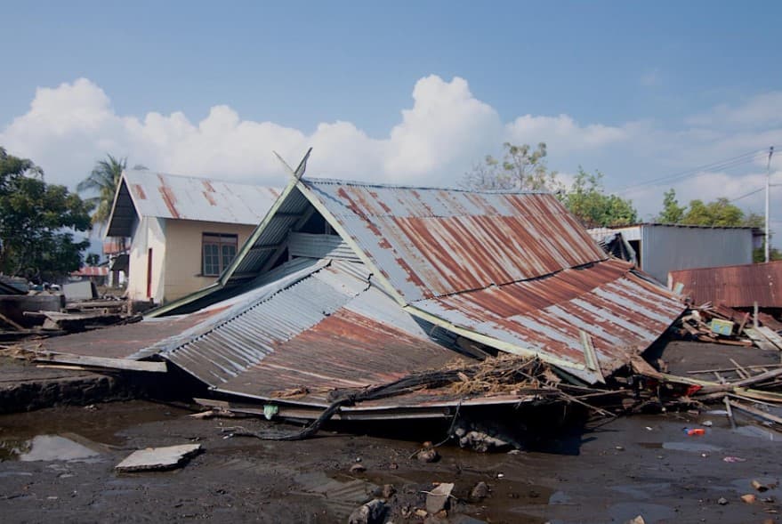 Terremoto de 7,7 en Indonesia: 38 muertos y miles de desplazados